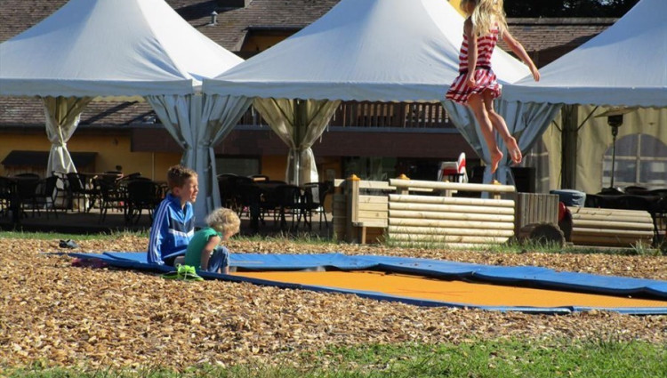 Trampoline-springen-in-de-speeltuin