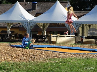 Trampoline-springen-in-de-speeltuin